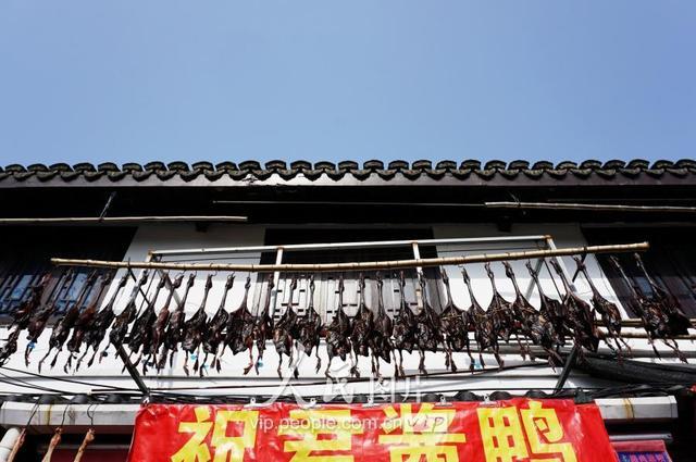 杭州:春节将至 传统腌腊制品受欢迎
